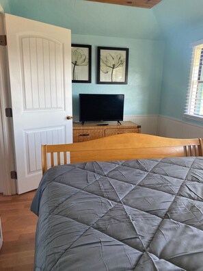 WiFi, bed sheets - Welcome to The Crow's Nest at Fisherman's Wharf, a cozy waterfront 1 bedroom. (Cedar Key)