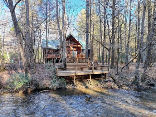 Tranquility on the Toccoa River - Dog-friendly, 4BR cabin w/hot tub in Suches!
