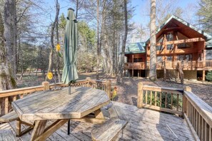 Outdoor dining - Tranquility on the Toccoa River - Dog-friendly, 4BR cabin w/hot tub in Suches! (Suches)