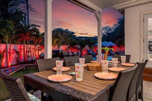 Outdoor dining - 🌊Clearwater Oasis: A luxury 5-bedroom retreat with pool, perfect for family getaways.🌞 (Clearwater)