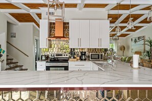 Fridge, microwave, oven, stovetop - 🌊Clearwater Oasis: A luxury 5-bedroom retreat with pool, perfect for family getaways.🌞 (Clearwater)