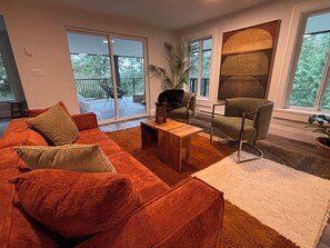 Smart TV, offices - Baxter’s Place on Bowen Island (Bowen Island)