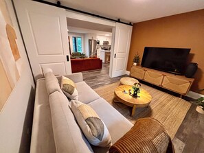 Een smart-tv en een kantoor