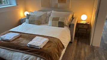 2 bedrooms, travel crib, free WiFi, bed sheets