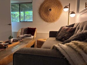 Televisión, chimenea y oficina 