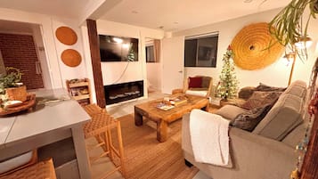 Televisie, een open haard en een kantoor