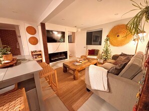 TV, fireplace, offices - Adventure on our wild trails and coasts, and then unwind in our forest sauna. 👌 (Bowen Island)