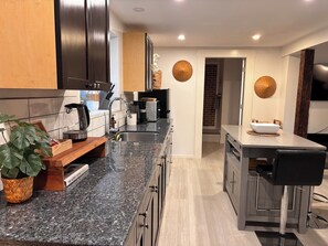 Fridge, microwave, coffee/tea maker, toaster - Adventure on our wild trails and coasts, and then unwind in our forest sauna. 👌 (Bowen Island)