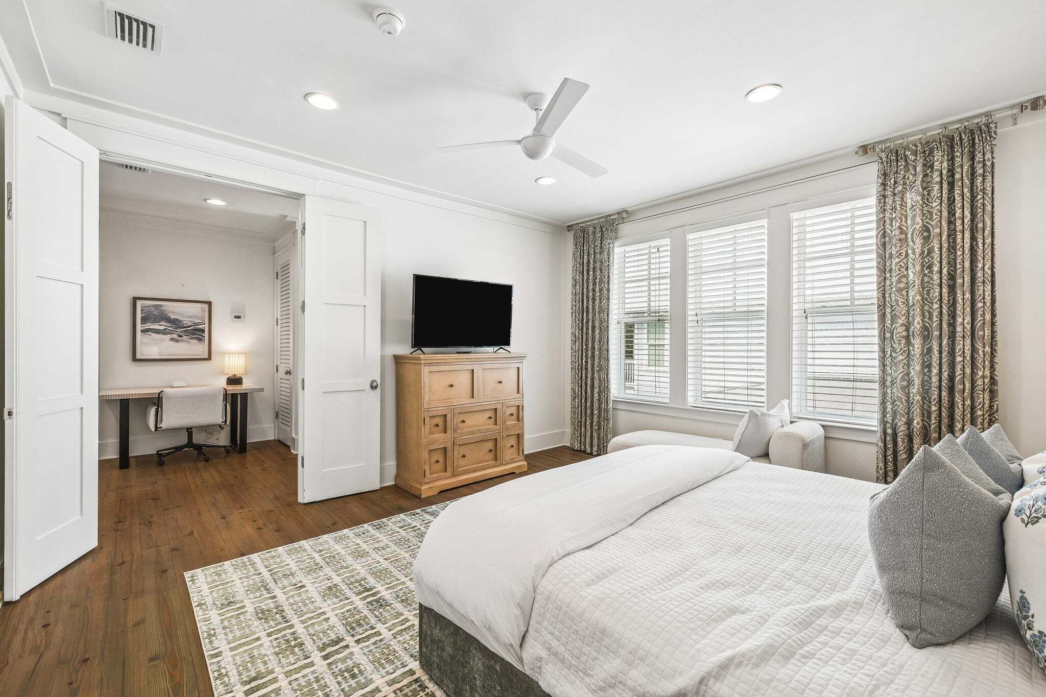 4 habitaciones, escritorio, tabla de planchar con plancha y wifi gratis 