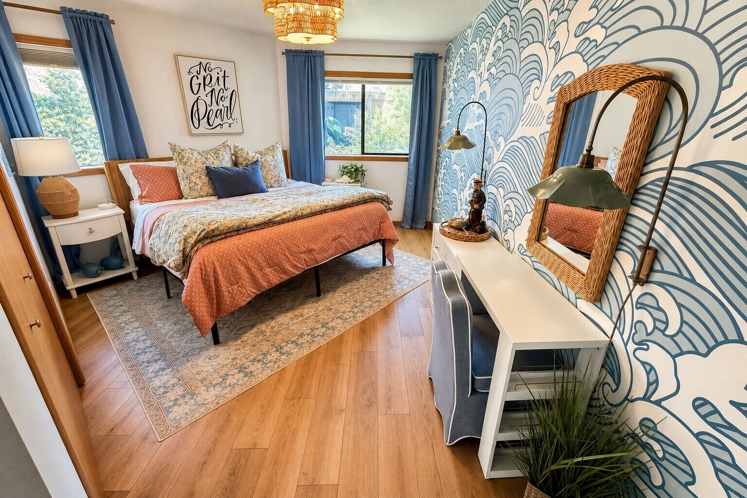 Quarto com cama, mesa de cabeceira, abajur e parede com padrão de ondas.