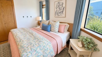 3 bedrooms, desk, iron/ironing board, travel crib