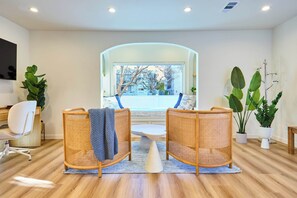 Escritorio, tabla de planchar con plancha, wifi gratis y ropa de cama 