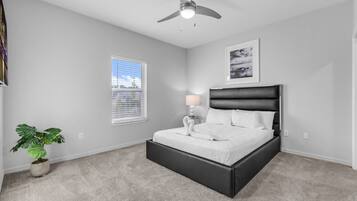 3 habitaciones, tabla de planchar con plancha y cuna de viaje