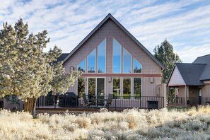 Exterior - Game Room & 5 Pools: Chalet at Eagle Crest Resort (Redmond)