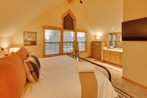 3 bedrooms, desk, iron/ironing board, travel crib - Game Room & 5 Pools: Chalet at Eagle Crest Resort (Redmond)