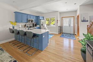 Microwave, oven, stovetop, dishwasher - 6 Bed 5 1/2 Bath - Private Hot Tub - Walk to Wisp. Entire Home in McHenry, MD (McHenry)