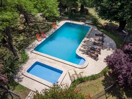 2 piscinas externas, espreguiçadeiras