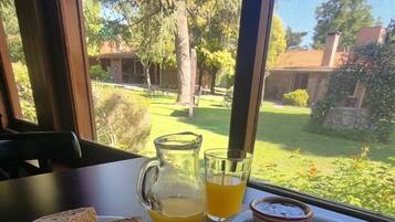 Komplett frokost hver dag (USD 5 per person)