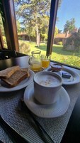 Café da manhã completo todos os dias mediante uma taxa