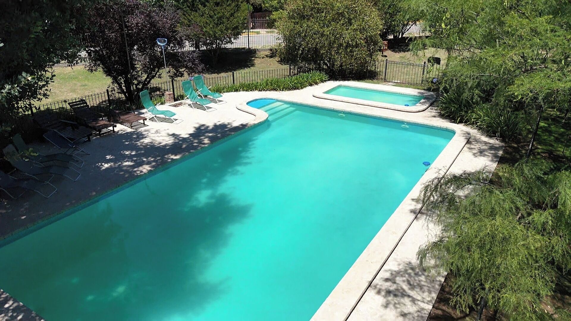 2 outdoor pools, pool loungers
