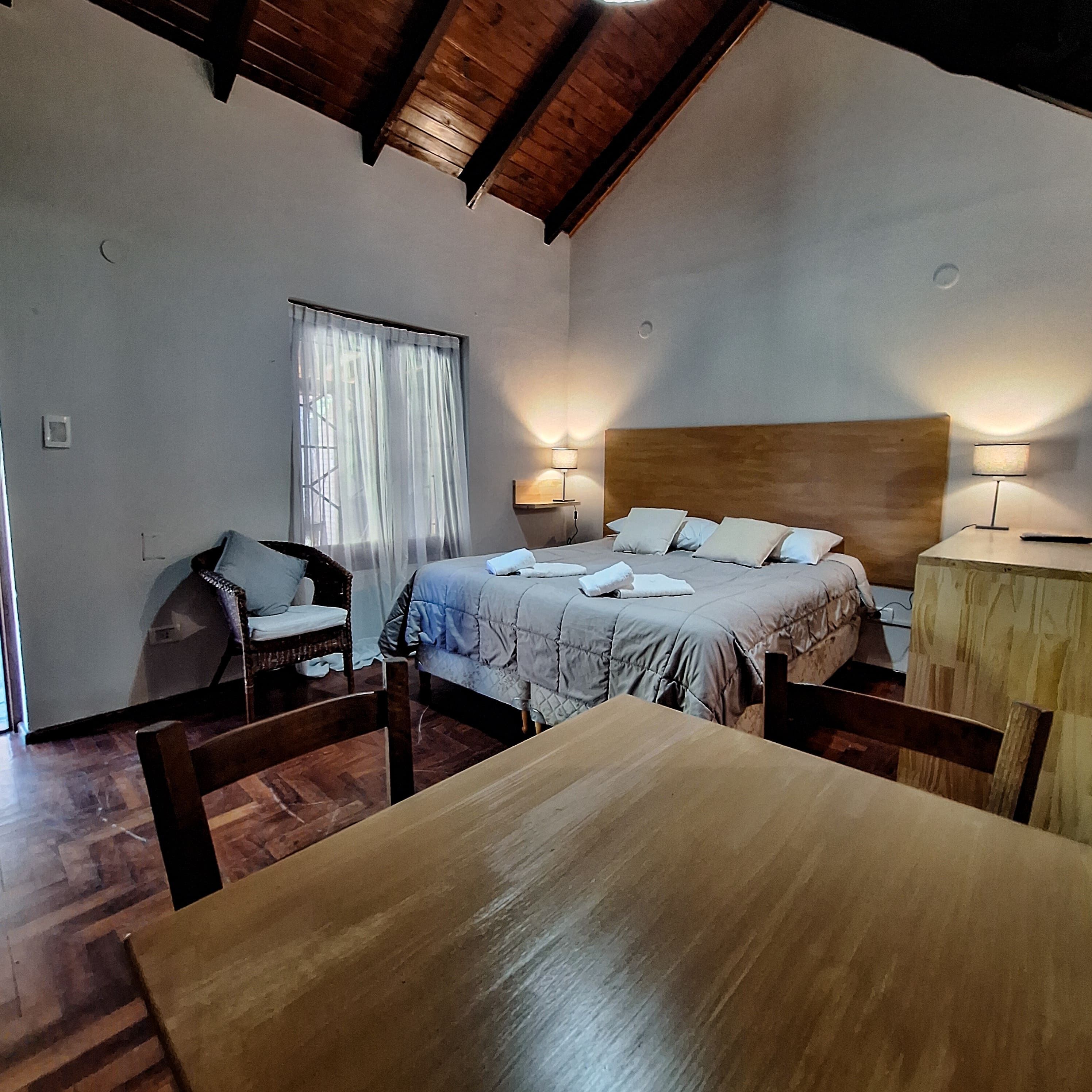 Comfort-studio, näköala puutarhaan | Tallelokero huoneessa, pimennysverhot, ilmainen Wi-Fi