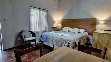 Comfort-studio, näköala puutarhaan | Tallelokero huoneessa, pimennysverhot, ilmainen Wi-Fi