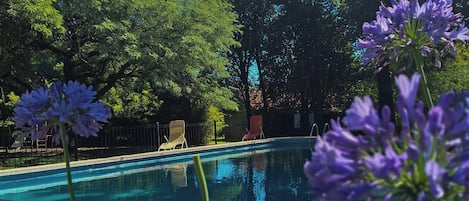 2 piscines extérieures, chaises longues