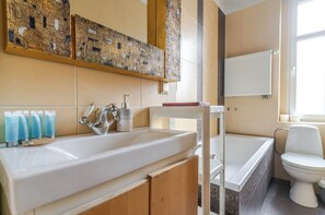 Amenidades de baño gratuitas, secadora de cabello, toallas 