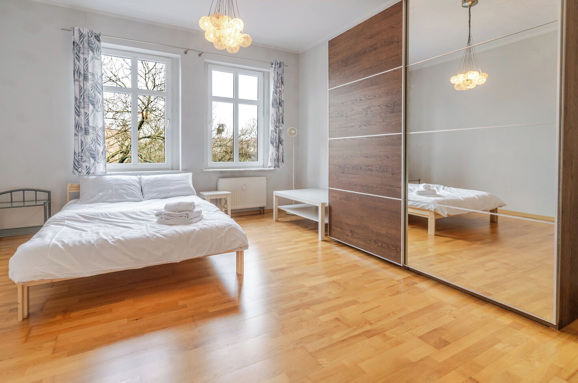 Tabla de planchar con plancha, wifi, ropa de cama