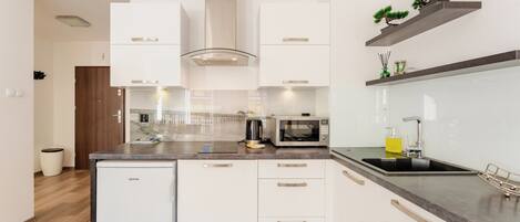 Køleskab, mikrobølgeovn, kogeplade, opvaskemaskine