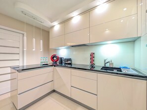 Fridge, microwave, oven, stovetop - Drukarska Serenity Apartment (Wrocław)