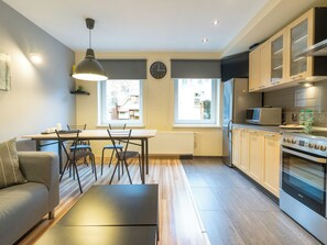 Fridge, microwave, oven, stovetop - Katowice Central Apartment (Katowice)