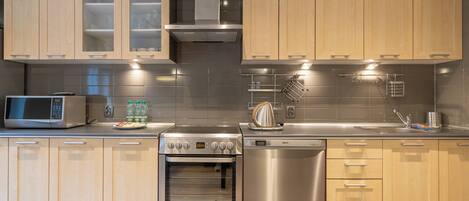 Kjøleskap, mikrobølgeovn, ovn og kokeplater