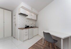 Kühlschrank, Herdplatte, Wasserkocher mit Kaffee-/Teezubehör, Toaster