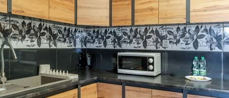 Kjøleskap, mikrobølgeovn, ovn og kokeplater