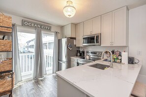 Fridge, microwave, oven, stovetop - Harbour Bay-Cozy Canal-Front Condo – Pool & Water Views (Ocean City)