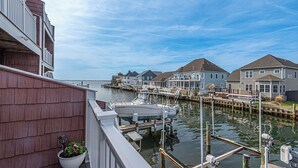 Une propriété située au bord de l’eau, dotée d’un quai, d’un bateau et d’une rangée de maisons.