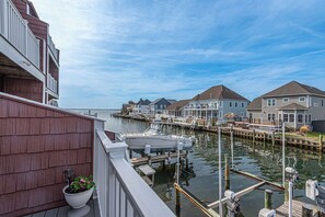 Terrace/patio - Harbour Bay-Cozy Canal-Front Condo – Pool & Water Views (Ocean City)