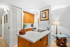 Fridge, microwave, oven, stovetop - Maui Vista 3121 - Upgraded 1 BR/1 BA near Beach (Kihei)