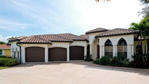 Exterior - Luxury Golf Course Home - Pool + Spa - 3 En Suites - 4 Bed/4 Bath - Close to SRQ (Sarasota)