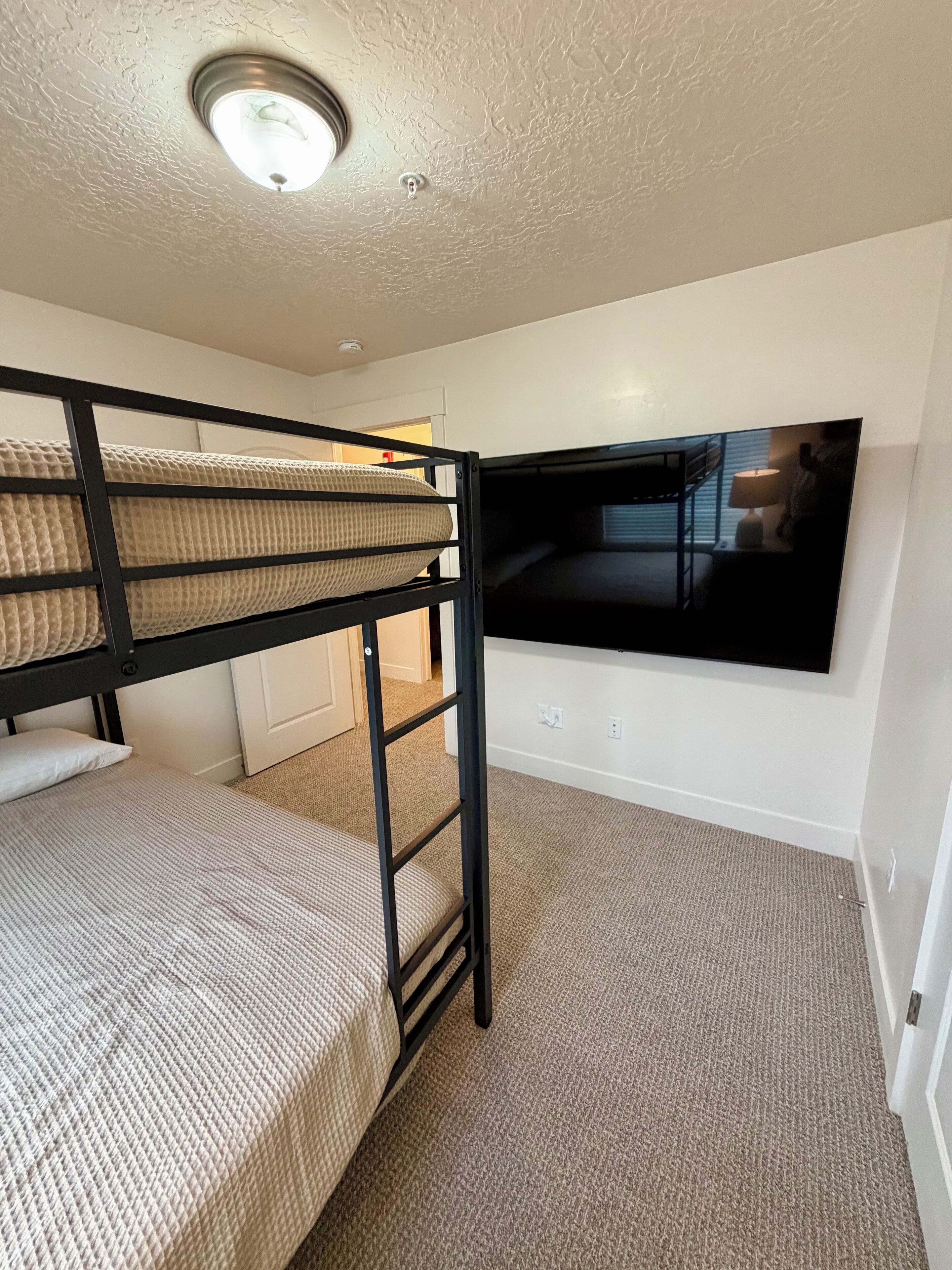 3 chambres, fer et planche à repasser, Wi-Fi, draps fournis