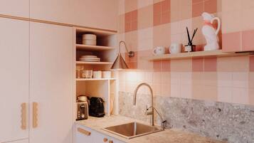 Studio, 1 kingsize-seng, tekjøkken, utsikt mot høyde | Eget kjøkken | Kjøleskap, mikrobølgeovn, ovn og kokeplater