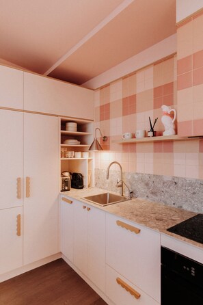 Refrigerador con freezer, microondas, horno, placa de cocina