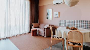 Deluxe Suite, Mobility Accessible, Hill View - Terracotta | Living area