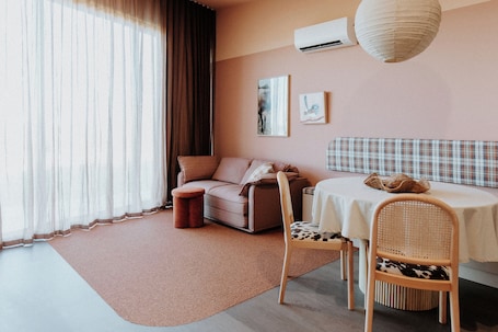 Deluxe Suite, Mobility Accessible, Hill View - Terracotta | Zona de estar. Hahndorf Farm Barn