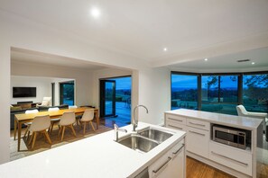 Ferienhaus, 6 Schlafzimmer, Nichtraucher, Hügelblick | Eigene Küche | Großer Kühlschrank, Mikrowelle, Ofen, Herdplatte