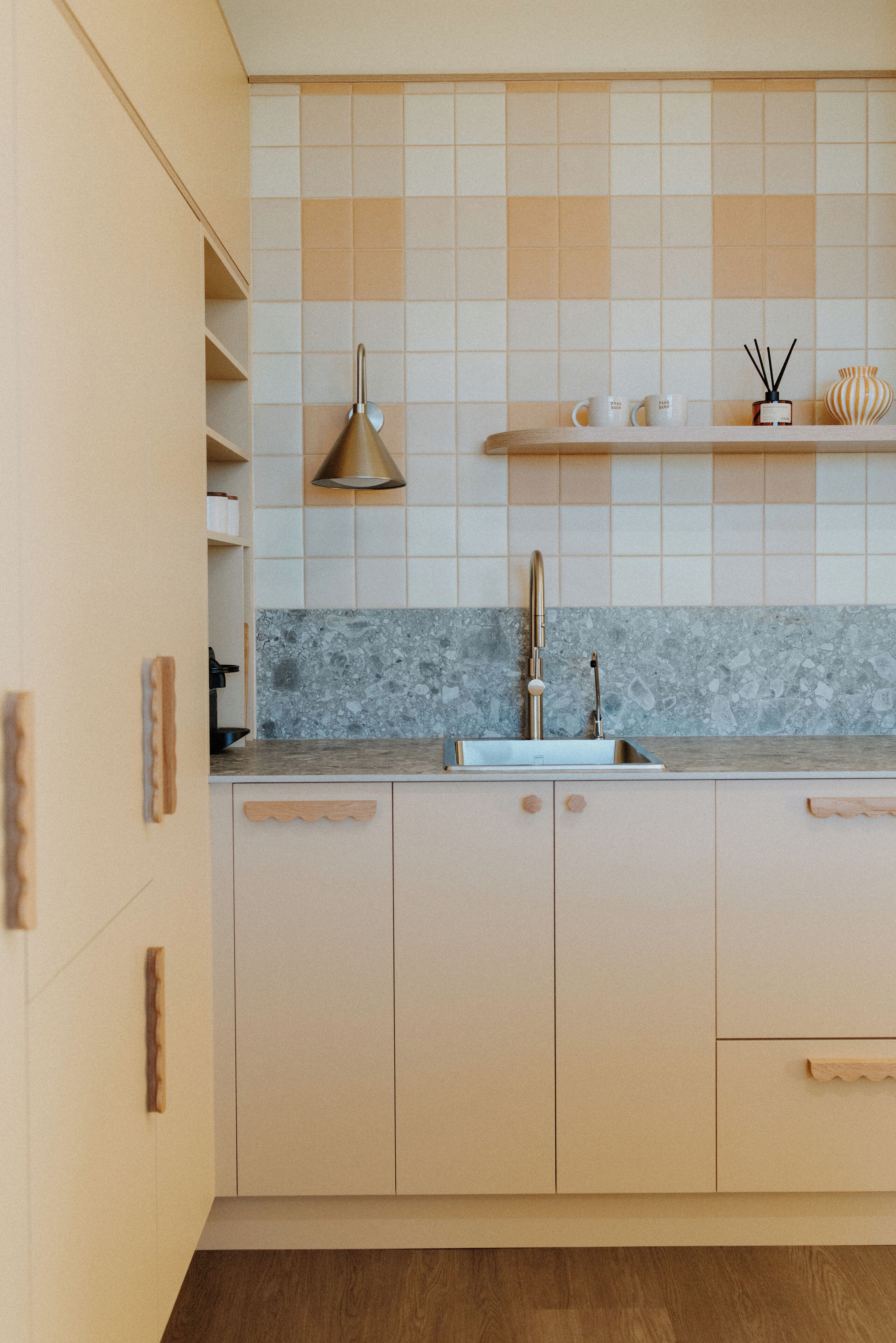 Studio, 1 Katil Raja (King), Kitchenette, Hill View | Dapur peribadi | Peti sejuk/penyejuk beku saiz penuh, ketuhar gelombang mikro, ketuhar 