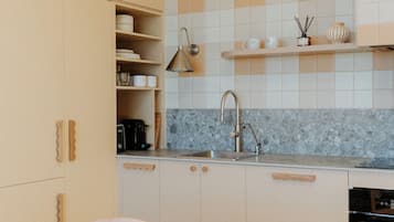 Studio, 1 Katil Raja (King), Kitchenette, Hill View | Dapur peribadi | Peti sejuk/penyejuk beku saiz penuh, ketuhar gelombang mikro, ketuhar