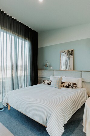 Studio, 1 King Bed, Kitchenette - Blues | Free WiFi