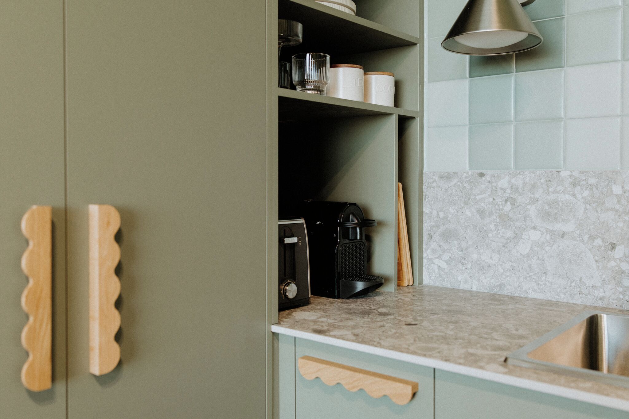 Frigorifero con congelatore, microonde, forno, piano cottura